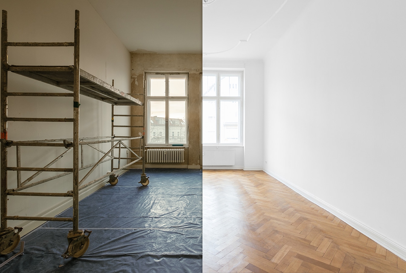 Pièce vide en cours de rénovation avec la partie gauche en travaux