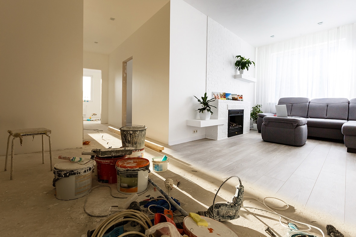 salon avec une partie rénové, et l'autre moitié en cours de rénovation